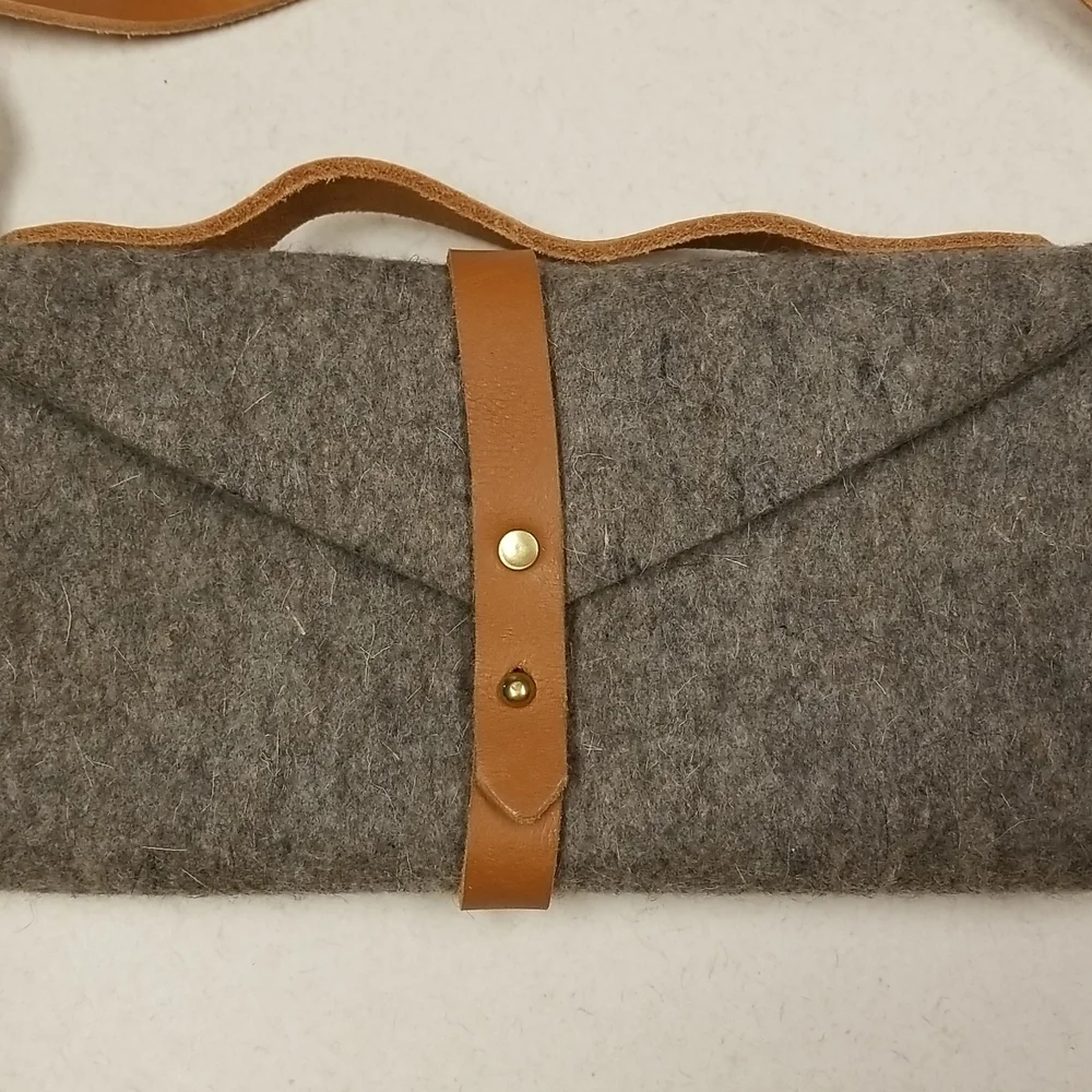 Small Felt purse - Picture 2 of 5